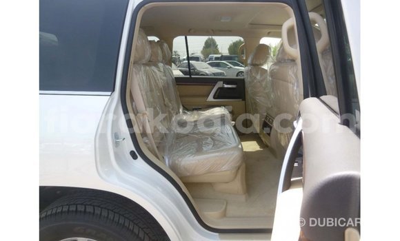 Acheter Import Voiture Toyota Land Cruiser Blanc à Import - Dubai, Diana Acheter Import Voiture Toyota Land Cruiser Blanc à Import - Dubai, Diana