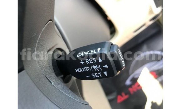 Acheter Import Voiture Toyota Prado Blanc à Import - Dubai, Diana Acheter Import Voiture Toyota Prado Blanc à Import - Dubai, Diana