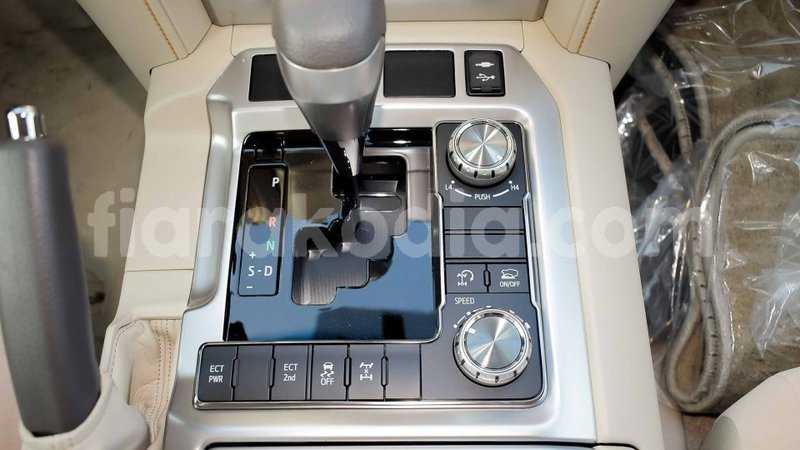 Big with watermark toyota land cruiser diana import dubai 5289