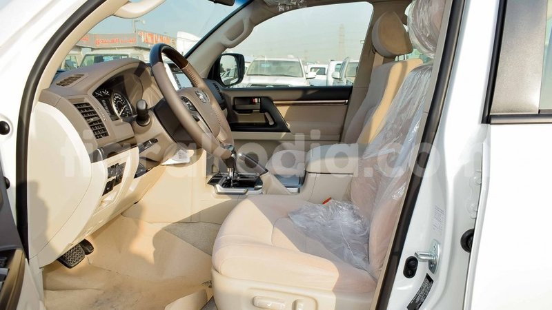 Big with watermark toyota land cruiser diana import dubai 5289