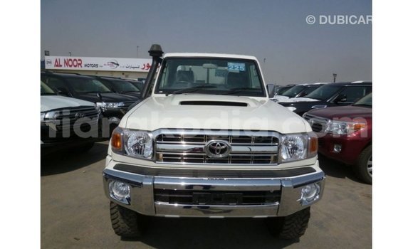Acheter Import Voiture Toyota Land Cruiser Blanc à Import - Dubai, Diana Acheter Import Voiture Toyota Land Cruiser Blanc à Import - Dubai, Diana