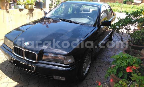 Acheter Occasion Voiture BMW 3-Series Noir à Ambatolampy au Vakinankaratra Acheter Occasion Voiture BMW 3-Series Noir à Ambatolampy au Vakinankaratra