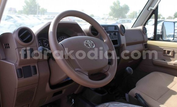 Acheter Import Voiture Toyota Land Cruiser Beige à Import - Dubai, Diana Acheter Import Voiture Toyota Land Cruiser Beige à Import - Dubai, Diana