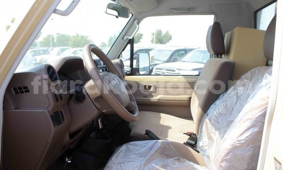 Acheter Import Voiture Toyota Land Cruiser Beige à Import - Dubai, Diana Acheter Import Voiture Toyota Land Cruiser Beige à Import - Dubai, Diana