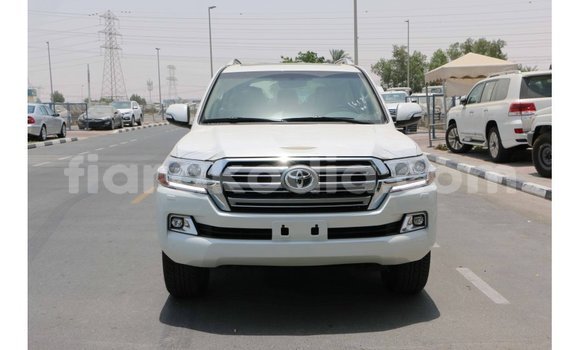 Hividy Toyota Land Cruiser fotsy Car in Import - Dubai in Diana Hividy Toyota Land Cruiser fotsy Car in Import - Dubai in Diana