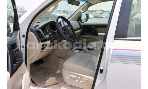 Hividy Toyota Land Cruiser fotsy Car in Import - Dubai in Diana Hividy Toyota Land Cruiser fotsy Car in Import - Dubai in Diana