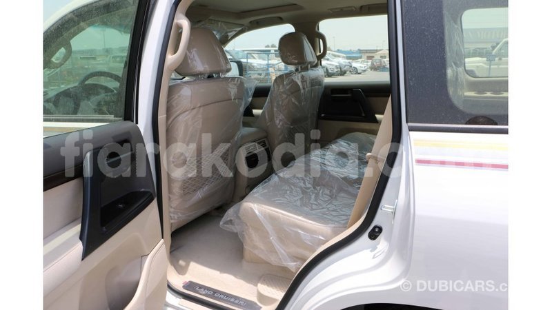 Big with watermark toyota land cruiser diana import dubai 5354