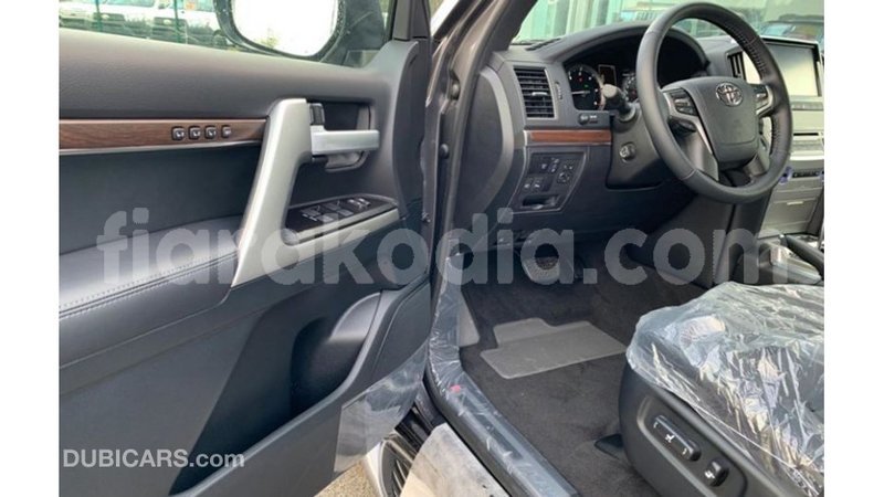 Big with watermark toyota land cruiser diana import dubai 5363