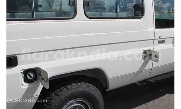 Acheter Import Voiture Toyota Land Cruiser Blanc à Import - Dubai, Diana Acheter Import Voiture Toyota Land Cruiser Blanc à Import - Dubai, Diana