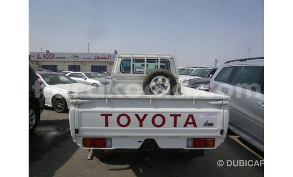 Acheter Import Voiture Toyota Land Cruiser Blanc à Import - Dubai, Diana Acheter Import Voiture Toyota Land Cruiser Blanc à Import - Dubai, Diana
