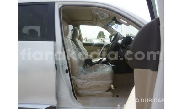 Acheter Import Voiture Toyota Prado Blanc à Import - Dubai, Diana Acheter Import Voiture Toyota Prado Blanc à Import - Dubai, Diana