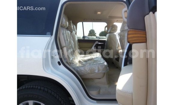 Acheter Import Voiture Toyota Land Cruiser Blanc à Import - Dubai, Diana Acheter Import Voiture Toyota Land Cruiser Blanc à Import - Dubai, Diana