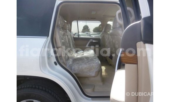 Acheter Import Voiture Toyota Land Cruiser Blanc à Import - Dubai, Diana Acheter Import Voiture Toyota Land Cruiser Blanc à Import - Dubai, Diana