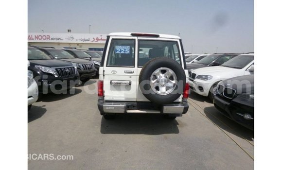 Acheter Import Voiture Toyota Land Cruiser Blanc à Import - Dubai, Diana Acheter Import Voiture Toyota Land Cruiser Blanc à Import - Dubai, Diana