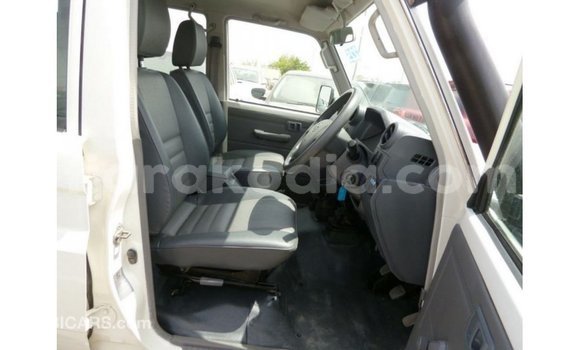Acheter Import Voiture Toyota Land Cruiser Blanc à Import - Dubai, Diana Acheter Import Voiture Toyota Land Cruiser Blanc à Import - Dubai, Diana