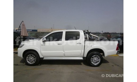 Acheter Import Voiture Toyota Hilux Blanc à Import - Dubai, Diana Acheter Import Voiture Toyota Hilux Blanc à Import - Dubai, Diana