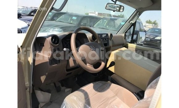 Acheter Import Voiture Toyota Land Cruiser Beige à Import - Dubai, Diana Acheter Import Voiture Toyota Land Cruiser Beige à Import - Dubai, Diana