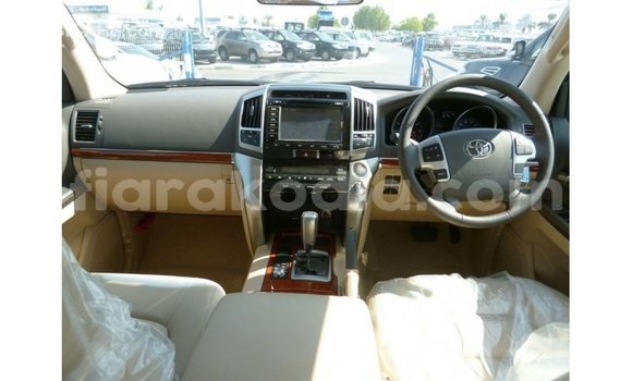 Acheter Import Voiture Toyota Land Cruiser Blanc à Import - Dubai, Diana Acheter Import Voiture Toyota Land Cruiser Blanc à Import - Dubai, Diana