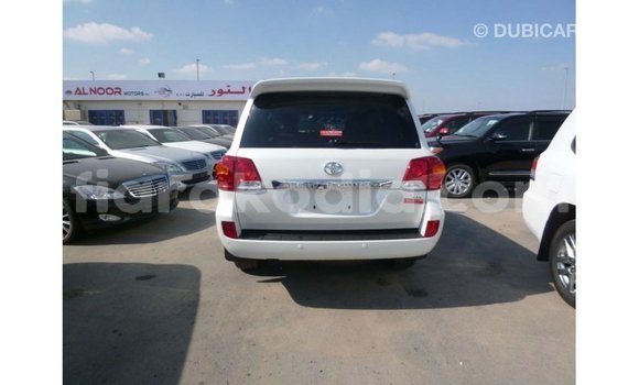 Acheter Import Voiture Toyota Land Cruiser Blanc à Import - Dubai, Diana Acheter Import Voiture Toyota Land Cruiser Blanc à Import - Dubai, Diana