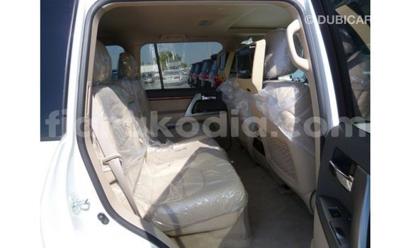 Acheter Import Voiture Toyota Land Cruiser Blanc à Import - Dubai, Diana Acheter Import Voiture Toyota Land Cruiser Blanc à Import - Dubai, Diana