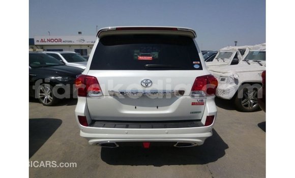 Acheter Import Voiture Toyota Land Cruiser Blanc à Import - Dubai, Diana Acheter Import Voiture Toyota Land Cruiser Blanc à Import - Dubai, Diana