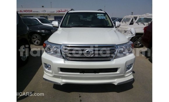 Acheter Import Voiture Toyota Land Cruiser Blanc à Import - Dubai, Diana Acheter Import Voiture Toyota Land Cruiser Blanc à Import - Dubai, Diana