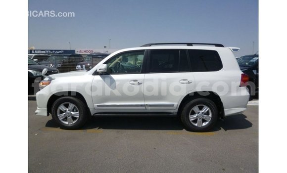 Acheter Import Voiture Toyota Land Cruiser Blanc à Import - Dubai, Diana Acheter Import Voiture Toyota Land Cruiser Blanc à Import - Dubai, Diana