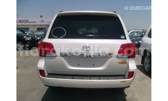 Acheter Import Voiture Toyota Land Cruiser Blanc à Import - Dubai, Diana Acheter Import Voiture Toyota Land Cruiser Blanc à Import - Dubai, Diana