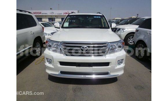 Acheter Import Voiture Toyota Land Cruiser Blanc à Import - Dubai, Diana Acheter Import Voiture Toyota Land Cruiser Blanc à Import - Dubai, Diana