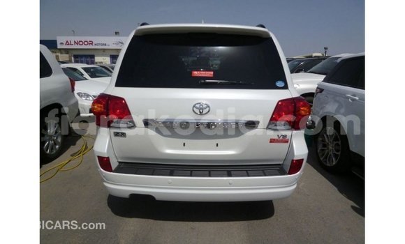 Acheter Import Voiture Toyota Land Cruiser Blanc à Import - Dubai, Diana Acheter Import Voiture Toyota Land Cruiser Blanc à Import - Dubai, Diana