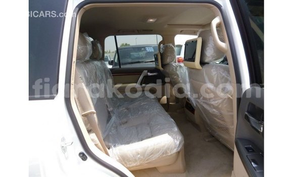 Acheter Import Voiture Toyota Land Cruiser Blanc à Import - Dubai, Diana Acheter Import Voiture Toyota Land Cruiser Blanc à Import - Dubai, Diana