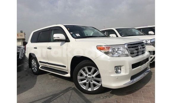 Acheter Import Voiture Toyota Land Cruiser Blanc à Import - Dubai, Diana Acheter Import Voiture Toyota Land Cruiser Blanc à Import - Dubai, Diana