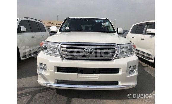 Acheter Import Voiture Toyota Land Cruiser Blanc à Import - Dubai, Diana Acheter Import Voiture Toyota Land Cruiser Blanc à Import - Dubai, Diana