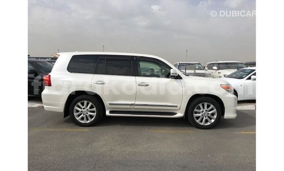 Acheter Import Voiture Toyota Land Cruiser Blanc à Import - Dubai, Diana Acheter Import Voiture Toyota Land Cruiser Blanc à Import - Dubai, Diana