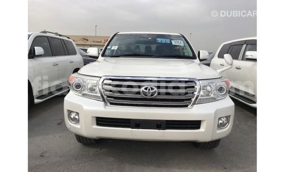 Acheter Import Voiture Toyota Land Cruiser Blanc à Import - Dubai, Diana Acheter Import Voiture Toyota Land Cruiser Blanc à Import - Dubai, Diana