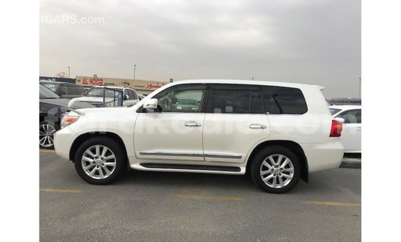 Acheter Import Voiture Toyota Land Cruiser Blanc à Import - Dubai, Diana Acheter Import Voiture Toyota Land Cruiser Blanc à Import - Dubai, Diana