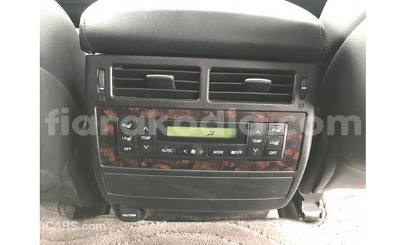 Acheter Import Voiture Toyota Land Cruiser Blanc à Import - Dubai, Diana Acheter Import Voiture Toyota Land Cruiser Blanc à Import - Dubai, Diana