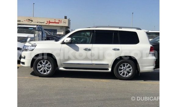 Acheter Import Voiture Toyota Land Cruiser Blanc à Import - Dubai, Diana Acheter Import Voiture Toyota Land Cruiser Blanc à Import - Dubai, Diana
