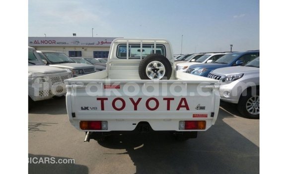 Acheter Import Voiture Toyota Land Cruiser Blanc à Import - Dubai, Diana Acheter Import Voiture Toyota Land Cruiser Blanc à Import - Dubai, Diana