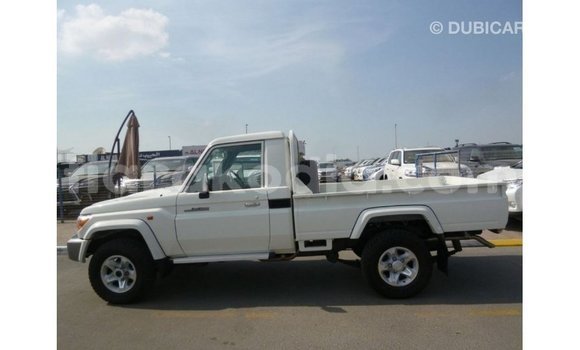 Acheter Import Voiture Toyota Land Cruiser Blanc à Import - Dubai, Diana Acheter Import Voiture Toyota Land Cruiser Blanc à Import - Dubai, Diana