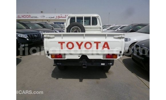 Acheter Import Voiture Toyota Land Cruiser Blanc à Import - Dubai, Diana Acheter Import Voiture Toyota Land Cruiser Blanc à Import - Dubai, Diana