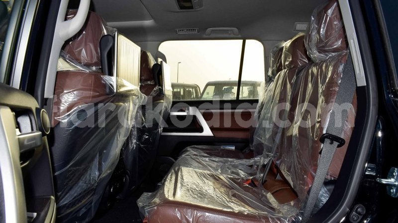 Big with watermark toyota land cruiser diana import dubai 5504
