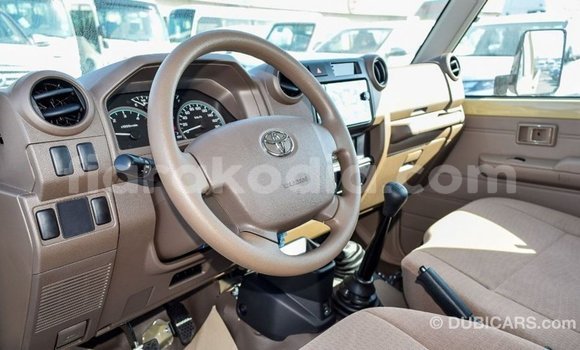 Acheter Import Voiture Toyota Land Cruiser Beige à Import - Dubai, Diana Acheter Import Voiture Toyota Land Cruiser Beige à Import - Dubai, Diana