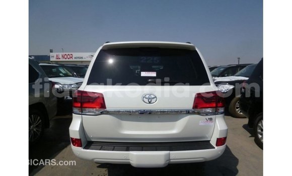 Acheter Import Voiture Toyota Land Cruiser Blanc à Import - Dubai, Diana Acheter Import Voiture Toyota Land Cruiser Blanc à Import - Dubai, Diana