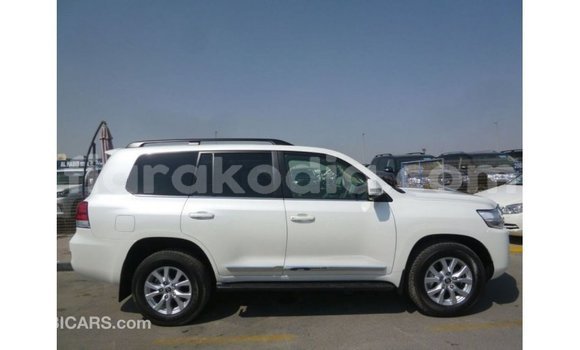 Acheter Import Voiture Toyota Land Cruiser Blanc à Import - Dubai, Diana Acheter Import Voiture Toyota Land Cruiser Blanc à Import - Dubai, Diana