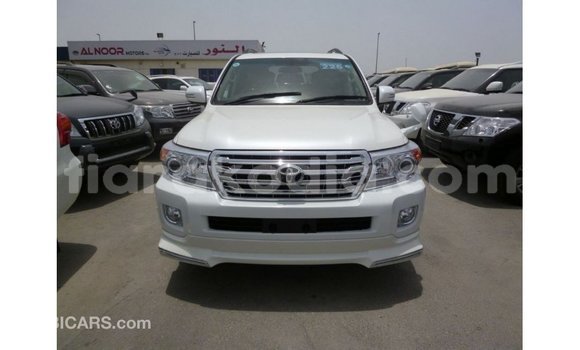 Acheter Import Voiture Toyota Land Cruiser Blanc à Import - Dubai, Diana Acheter Import Voiture Toyota Land Cruiser Blanc à Import - Dubai, Diana