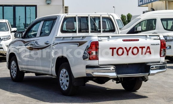 Hividy Toyota Hilux fotsy Car in Import - Dubai in Diana Hividy Toyota Hilux fotsy Car in Import - Dubai in Diana