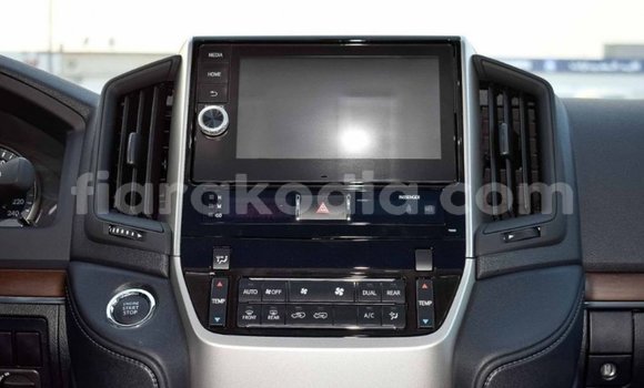 Hividy Toyota Land Cruiser fotsy Car in Import - Dubai in Diana Hividy Toyota Land Cruiser fotsy Car in Import - Dubai in Diana