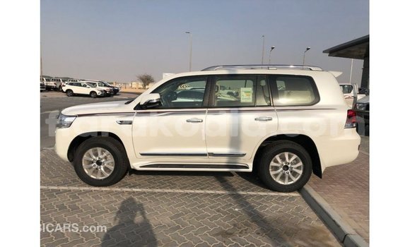 Hividy Toyota Land Cruiser fotsy Car in Import - Dubai in Diana Hividy Toyota Land Cruiser fotsy Car in Import - Dubai in Diana