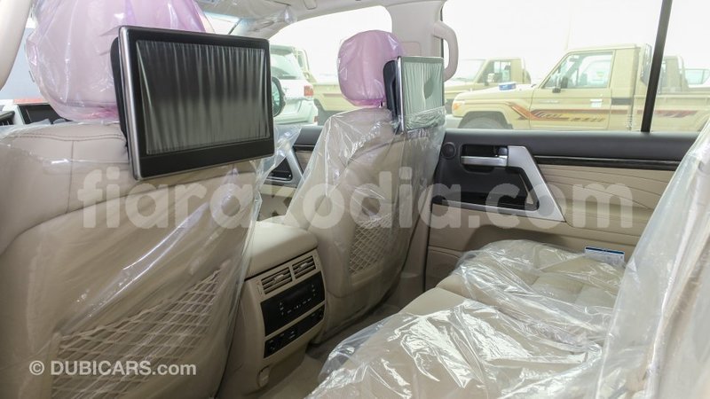 Big with watermark toyota land cruiser diana import dubai 5576